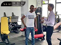 国外健身房，客人撸铁日常
